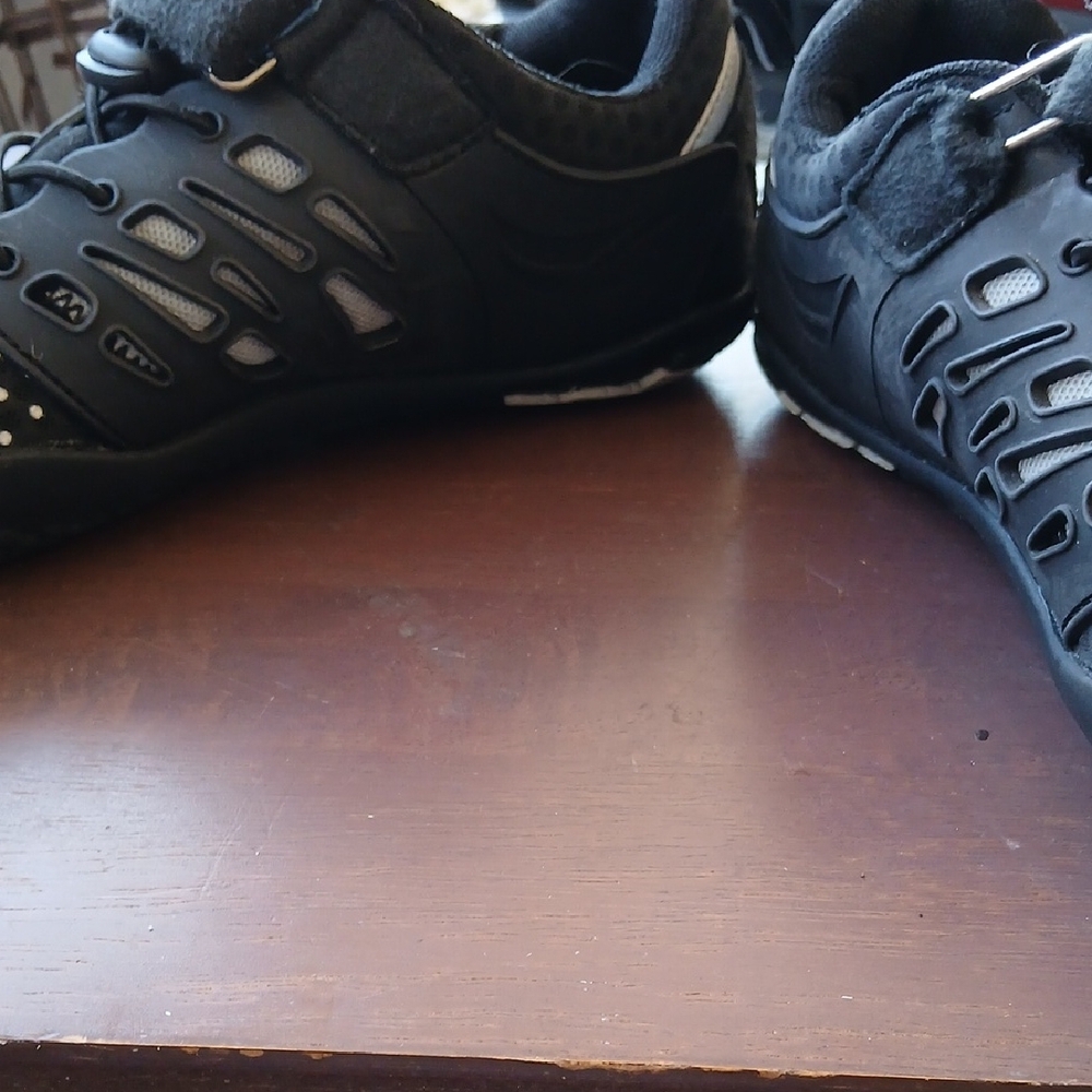Women's Athletic Shoes - Black Size 8. - Picture 5 of 6